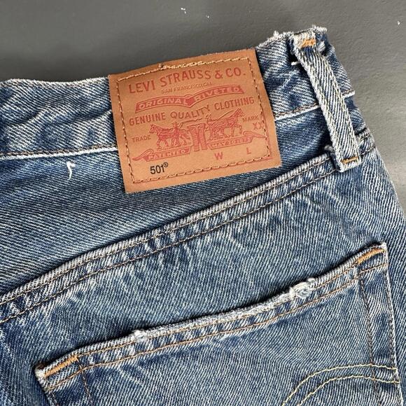 Levis 501 Jeans Womens 28x32 Blue Light Wash Factory Distessed Premium Quality - Picture 10 of 10